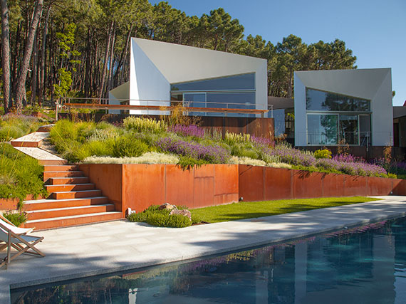 El jardín de la Casa Szoke: color y texturas de plantas mediterráneas